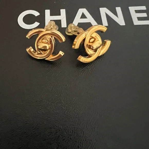 CHANEL Vintage 97P CC Turnlock Earrings 24K Gold Plated PRISTINE - Picture 6 of 7